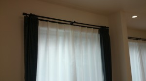 埼玉県所沢市　Ｈ様邸　<br>アイアンレール、モノトーンカーテン