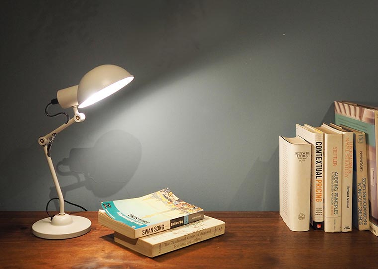 フェレオ デスクランプ（フレンチグレー）Ferreo desk lamp　｜　DI CLASSE　ディクラッセ　-  LED照明、照明器具の通販ならイケダ照明 online store -